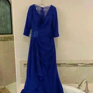 Majestic NWT Izidress for prom or other  special occasion.In pristine co…